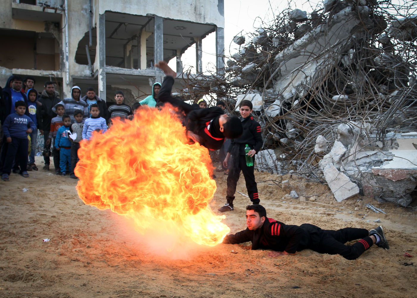 הצגת אומנות לחימה על החורבות בעזה • תמונות