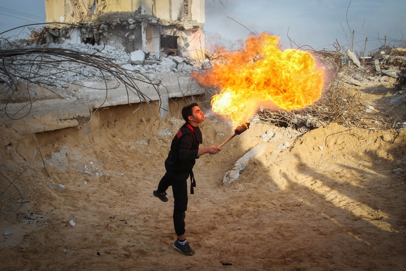 הצגת אומנות לחימה על החורבות בעזה • תמונות
