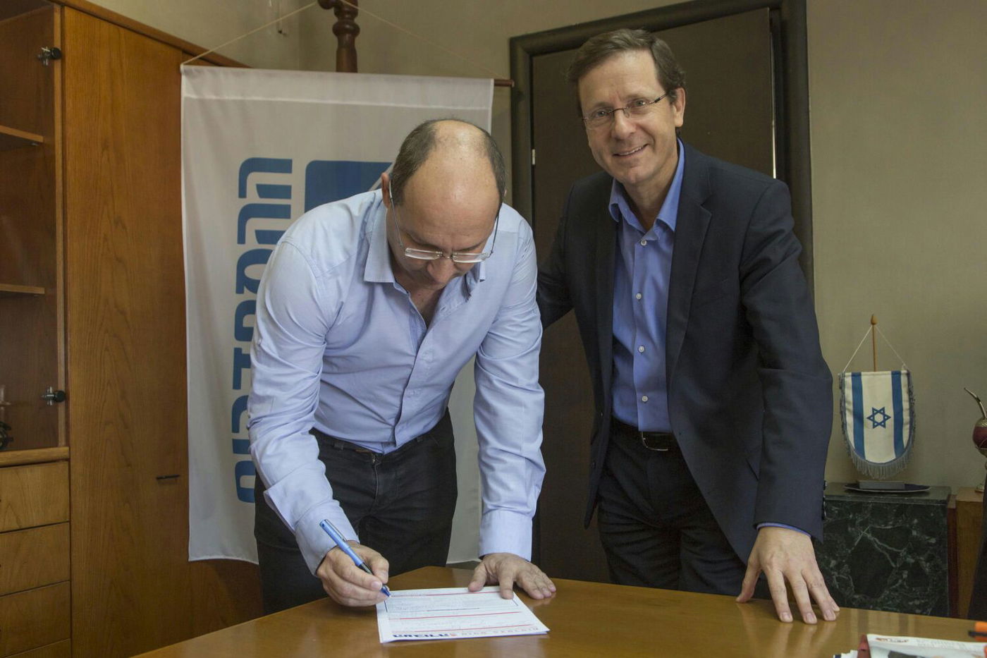 יו"ר ההסתדרות אבי ניסנקורן התפקד למפלגת העבודה