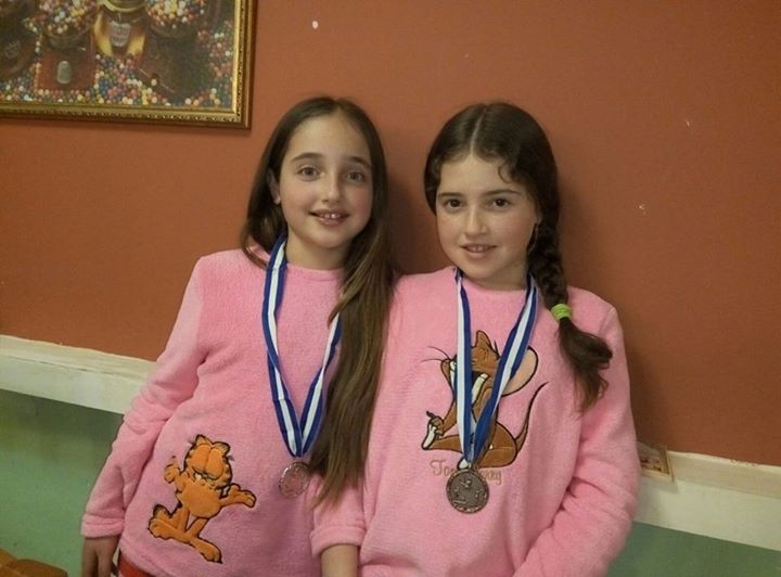 תנו חיבוק. בנות משפ' מאיר