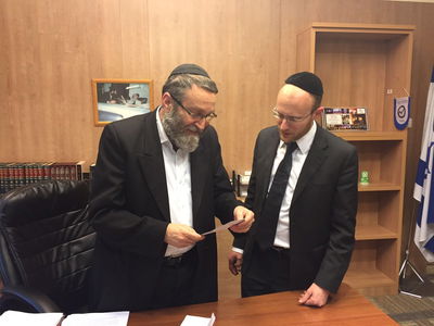 האב שמעון גרוס עם ח"כ גפני