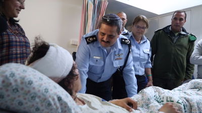 המפכ"ל רוני אלשיך עם הלוחמת בבית החולים