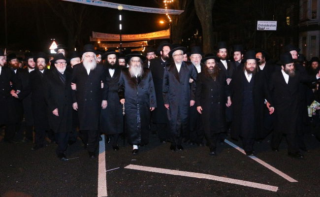 תיעוד מלונדון: הרבי נחת והתקבל על ידי אלפים