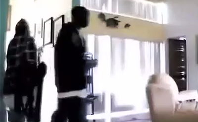 צפתה בשידור חי בשודדים פורצים לבית שלה והזעיקה את המשטרה