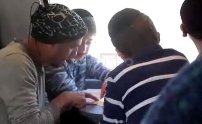 כשילדי החיידר ישבו ללמוד עם אחד מנוסעי הרכבת • צפו