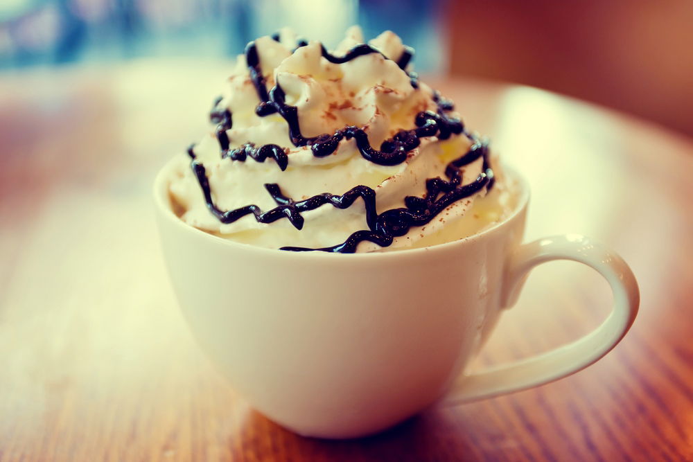 משקה שוקולד לבן חם וקצפת מהיר הכנה