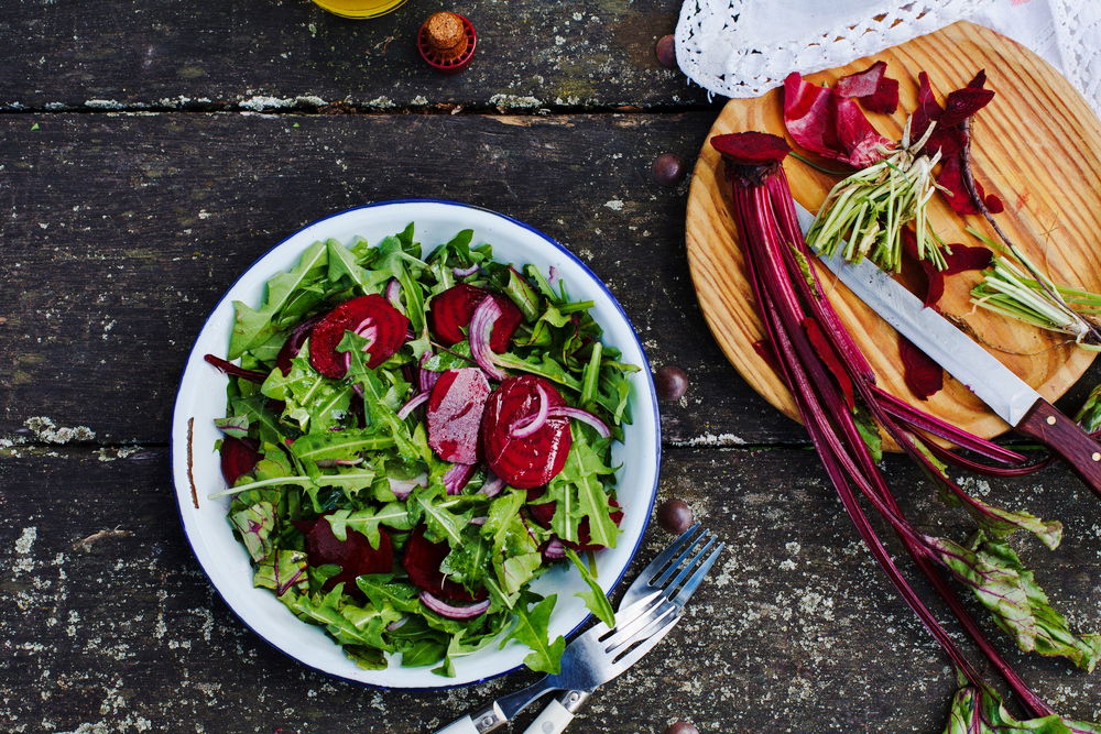 ככה זה מתחיל. סלט סלק חי עם עלי רוקט ואגוזים
