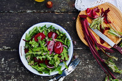 ככה זה מתחיל. סלט סלק חי עם עלי רוקט ואגוזים