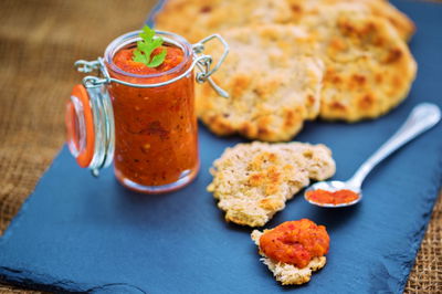 תכינו את הלחם. רוטב פירי פירי חריף אש