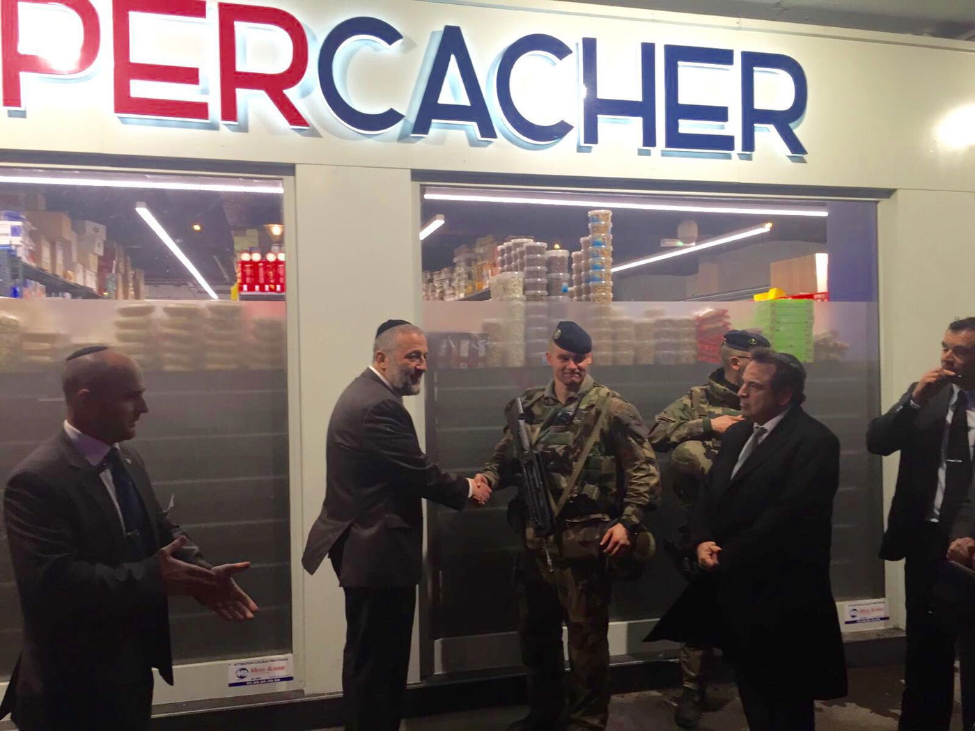 השר אריה דרעי ביקר ב'היפר הכשר' ואמר קדיש לזכר הנרצחים