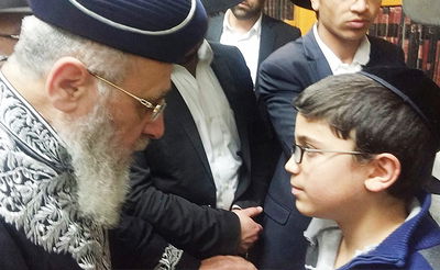 צפו: הראשון לציון הגאון רבי יצחק יוסף מנחם את היתומים הקטנים