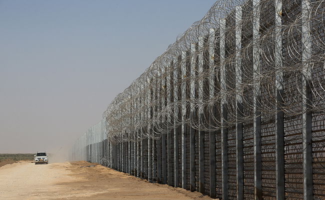 הגדר שתגן על ישראל "מפני חיות הטרף". צפו בתמונות