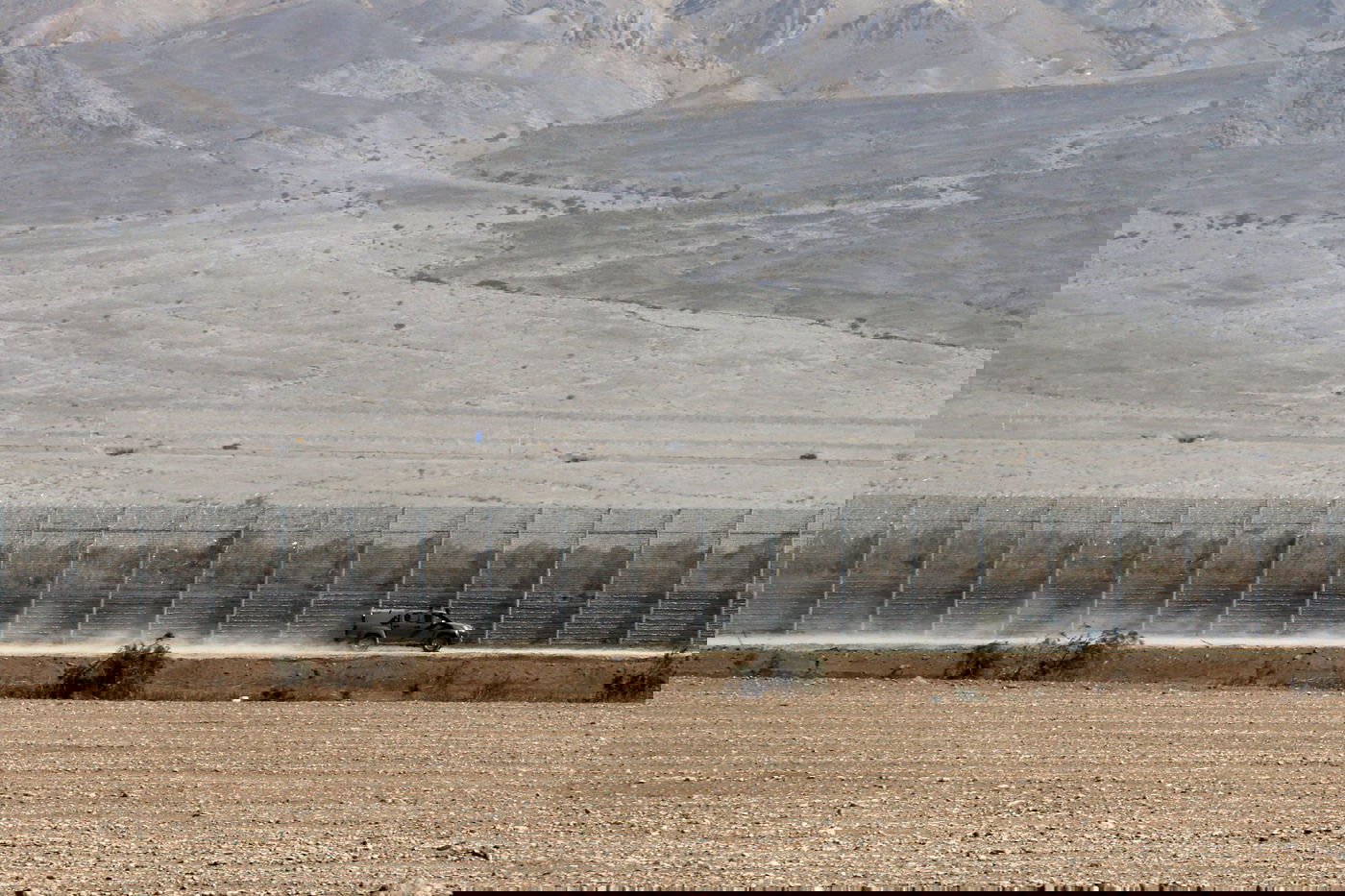 הגדר שתגן על ישראל "מפני חיות הטרף". צפו בתמונות