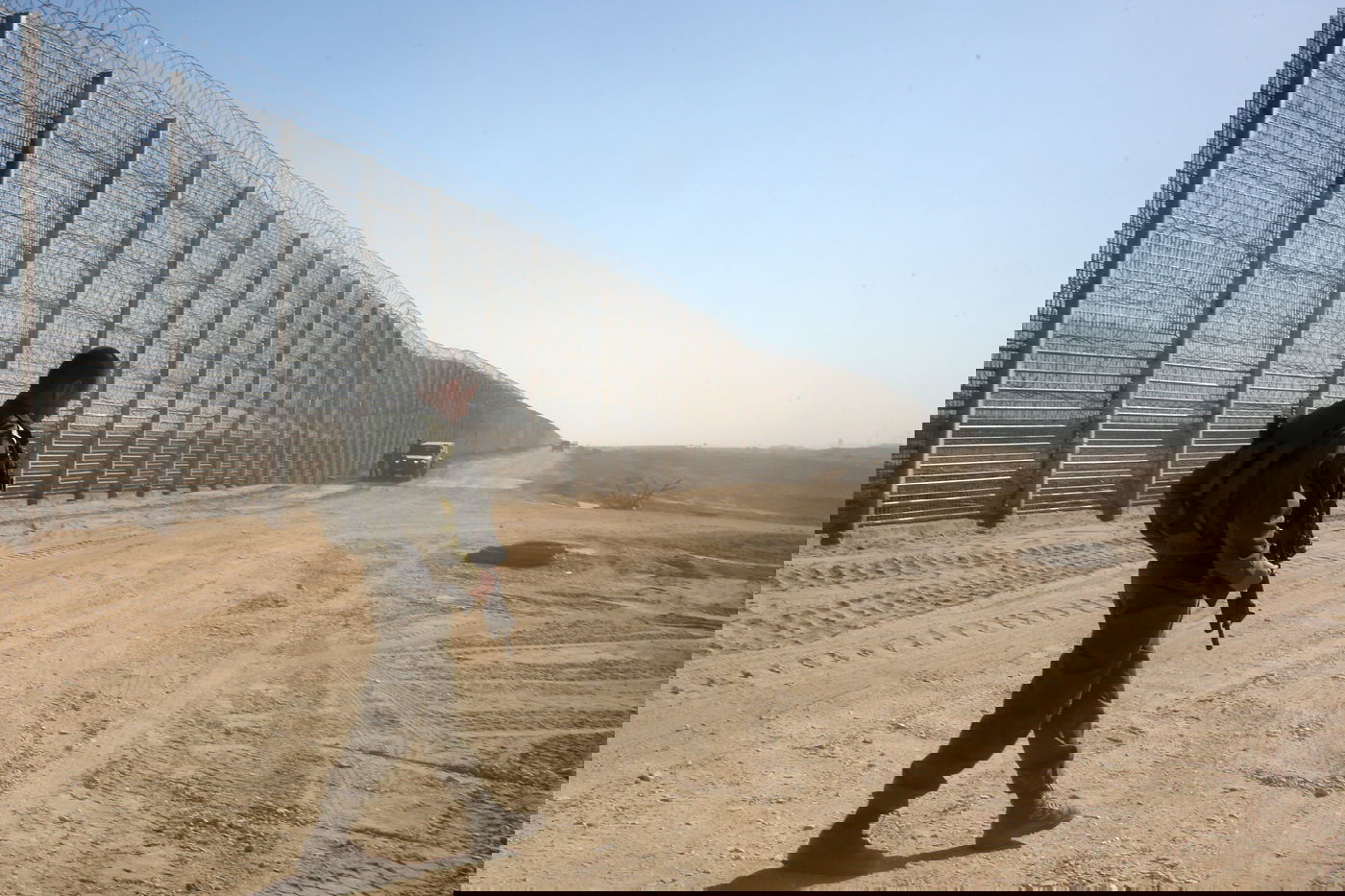 הגדר שתגן על ישראל "מפני חיות הטרף". צפו בתמונות