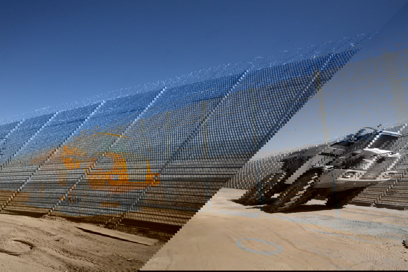 הגדר שתגן על ישראל "מפני חיות הטרף". צפו בתמונות