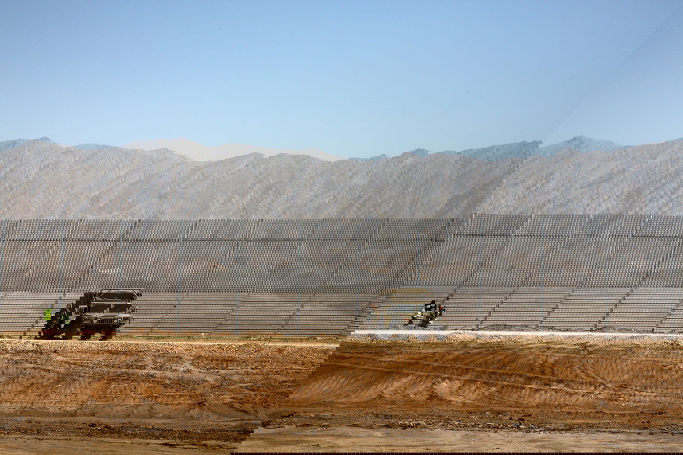 הגדר שתגן על ישראל "מפני חיות הטרף". צפו בתמונות