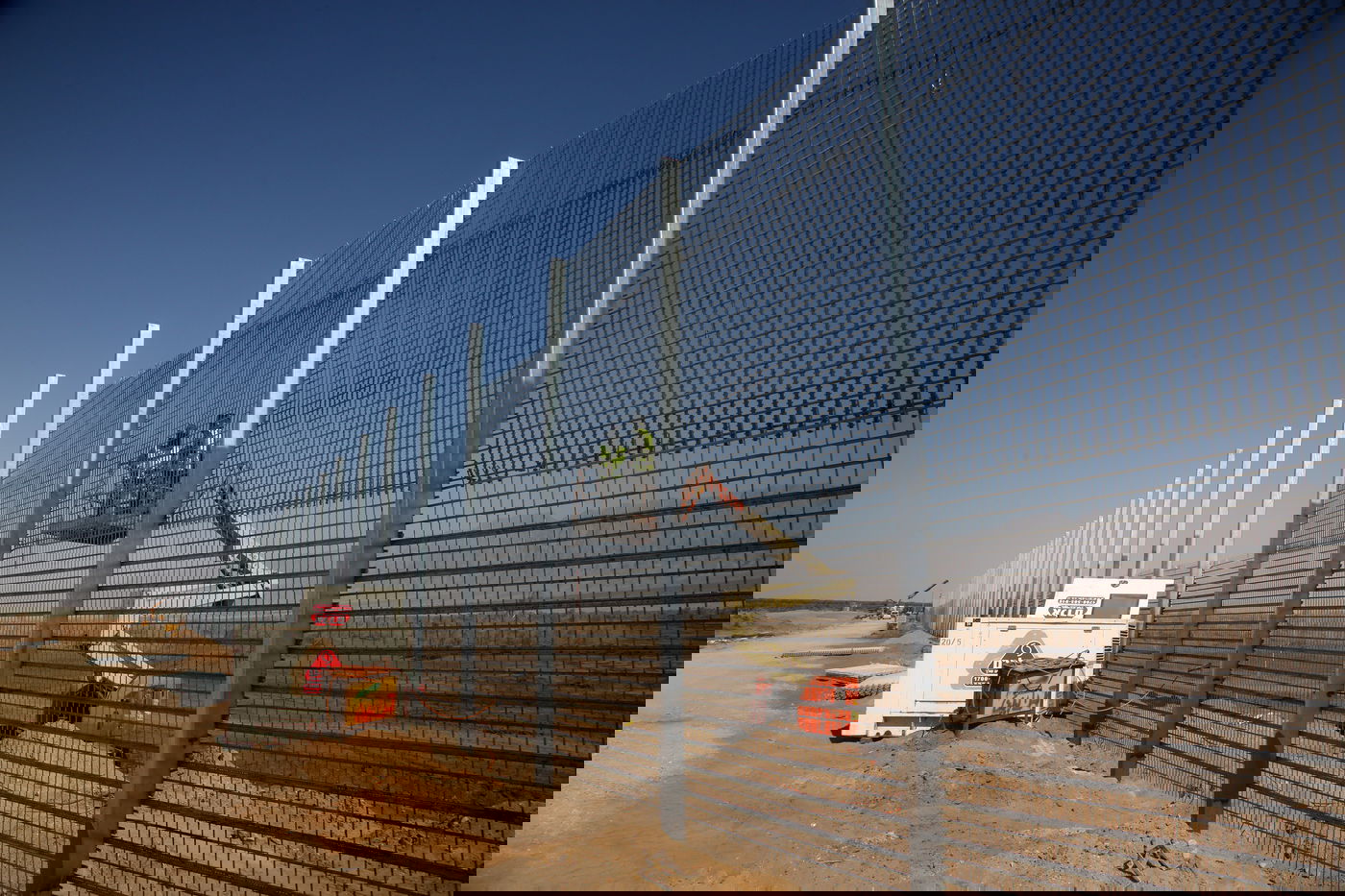 הגדר שתגן על ישראל "מפני חיות הטרף". צפו בתמונות