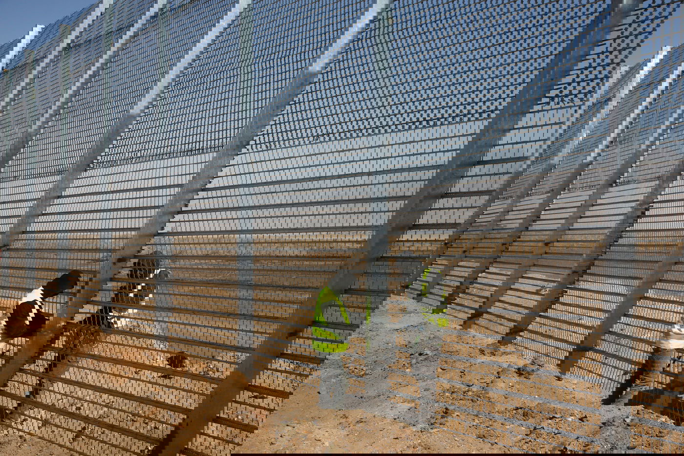 הגדר שתגן על ישראל "מפני חיות הטרף". צפו בתמונות