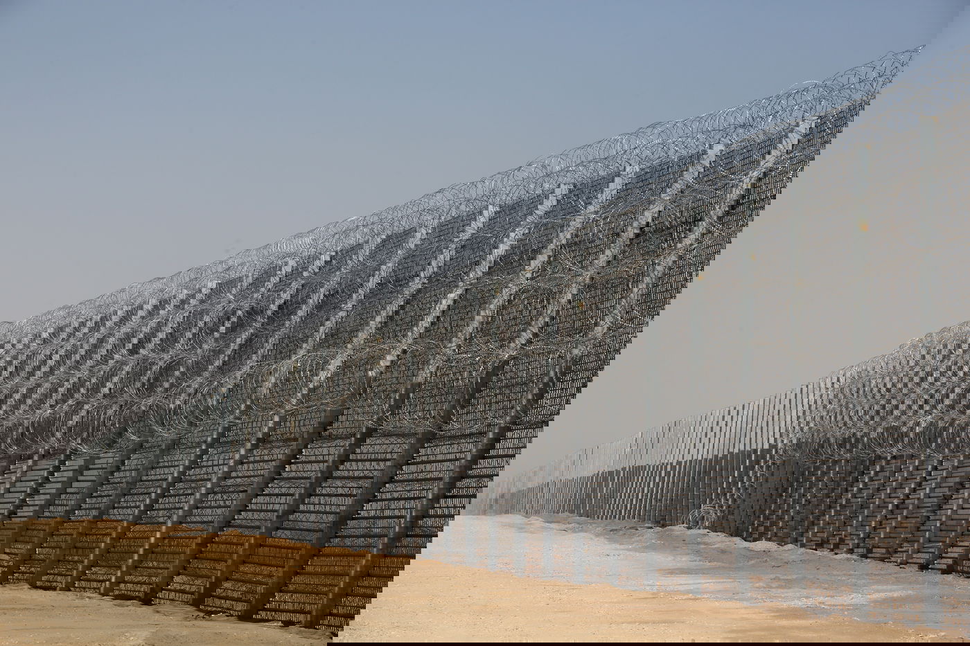 הגדר שתגן על ישראל "מפני חיות הטרף". צפו בתמונות