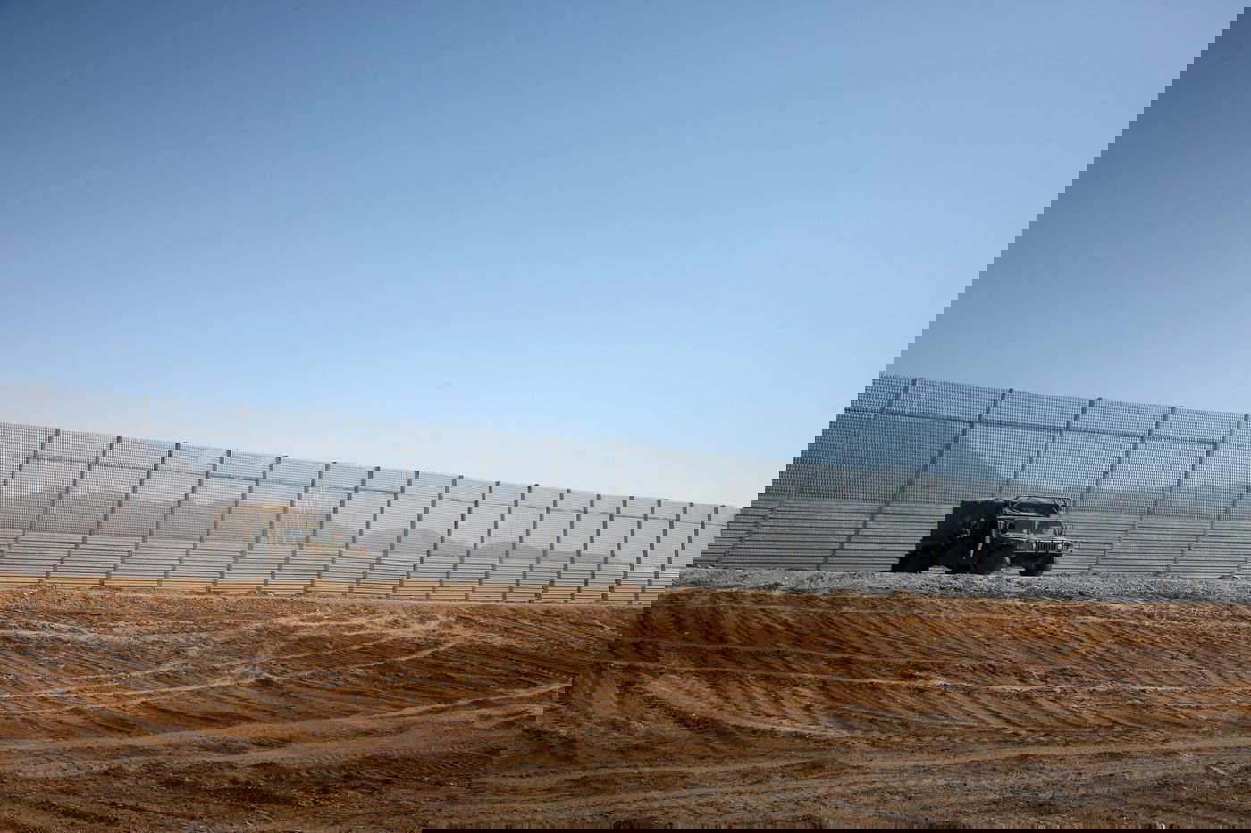 הגדר שתגן על ישראל "מפני חיות הטרף". צפו בתמונות