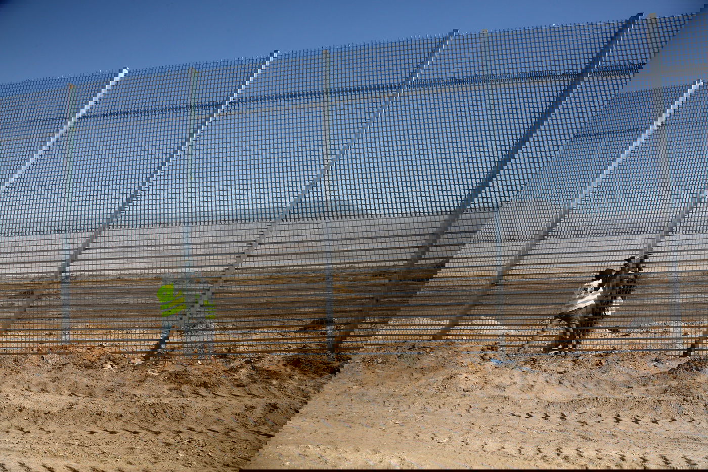 הגדר שתגן על ישראל "מפני חיות הטרף". צפו בתמונות