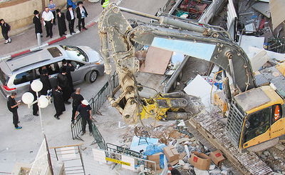 צפו: הרבי מויז'ניץ עקב אחרי הרס בית המדרש