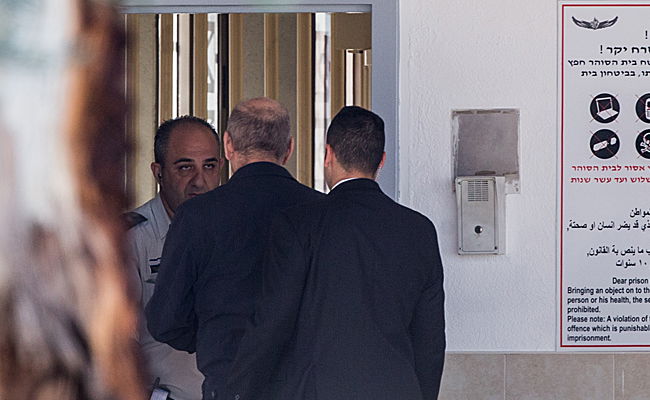 אולמרט נכנס לכלא