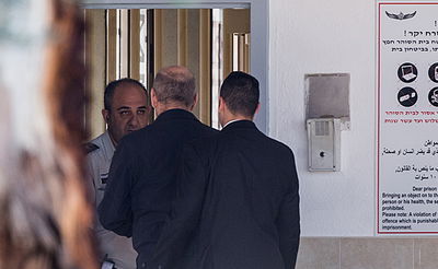אולמרט נכנס לכלא