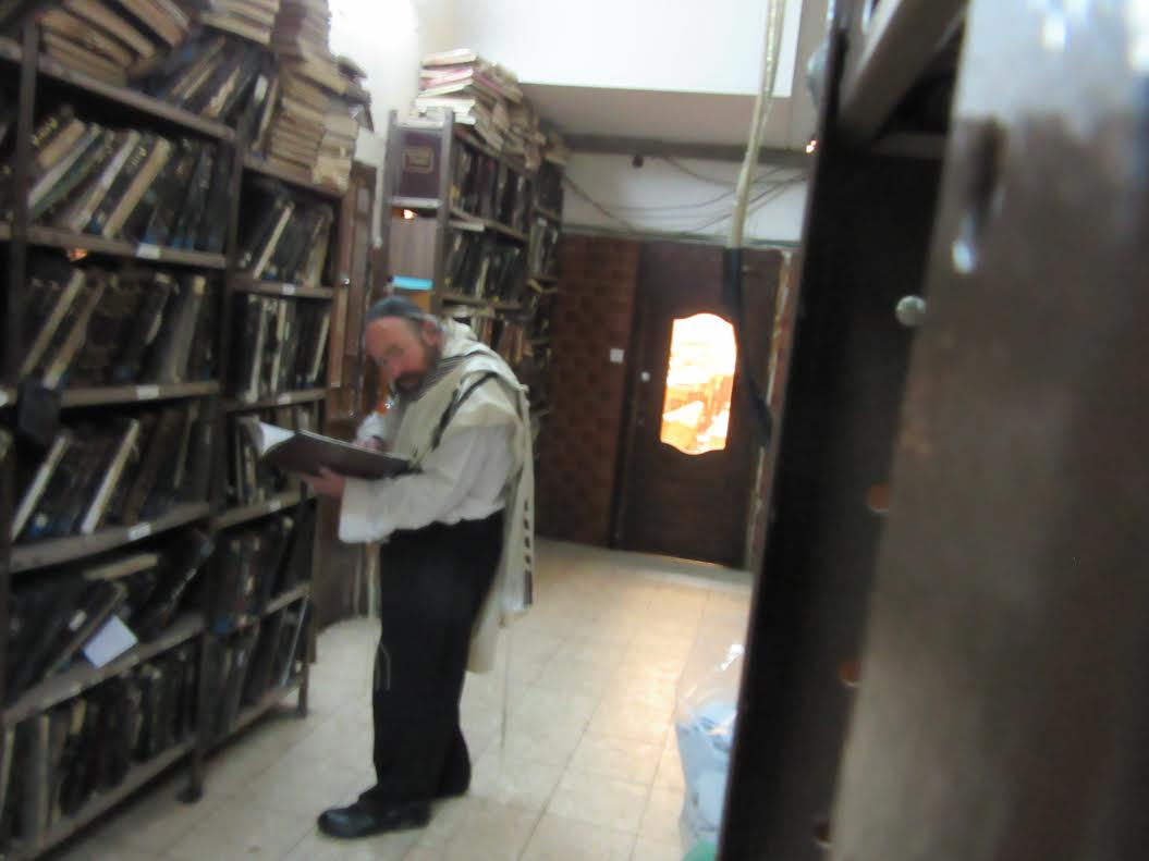 מה עשה המקובל הגר"י עדס לפנות בוקר בישיבת פוניבז'?