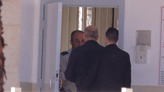 אולמרט נכנס לכלא