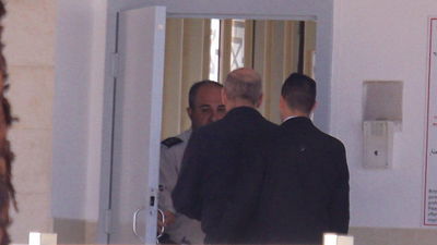 אולמרט נכנס לכלא