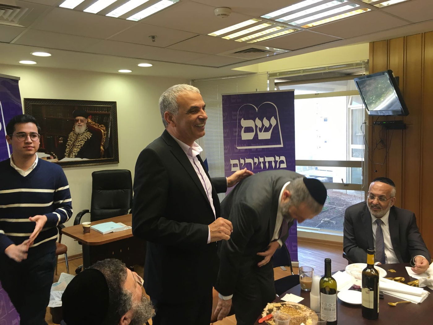 ליברמן: "ליצמן, אתה מאשר שזה כשר?"; ליצמן: "רק לא לך" • צפו