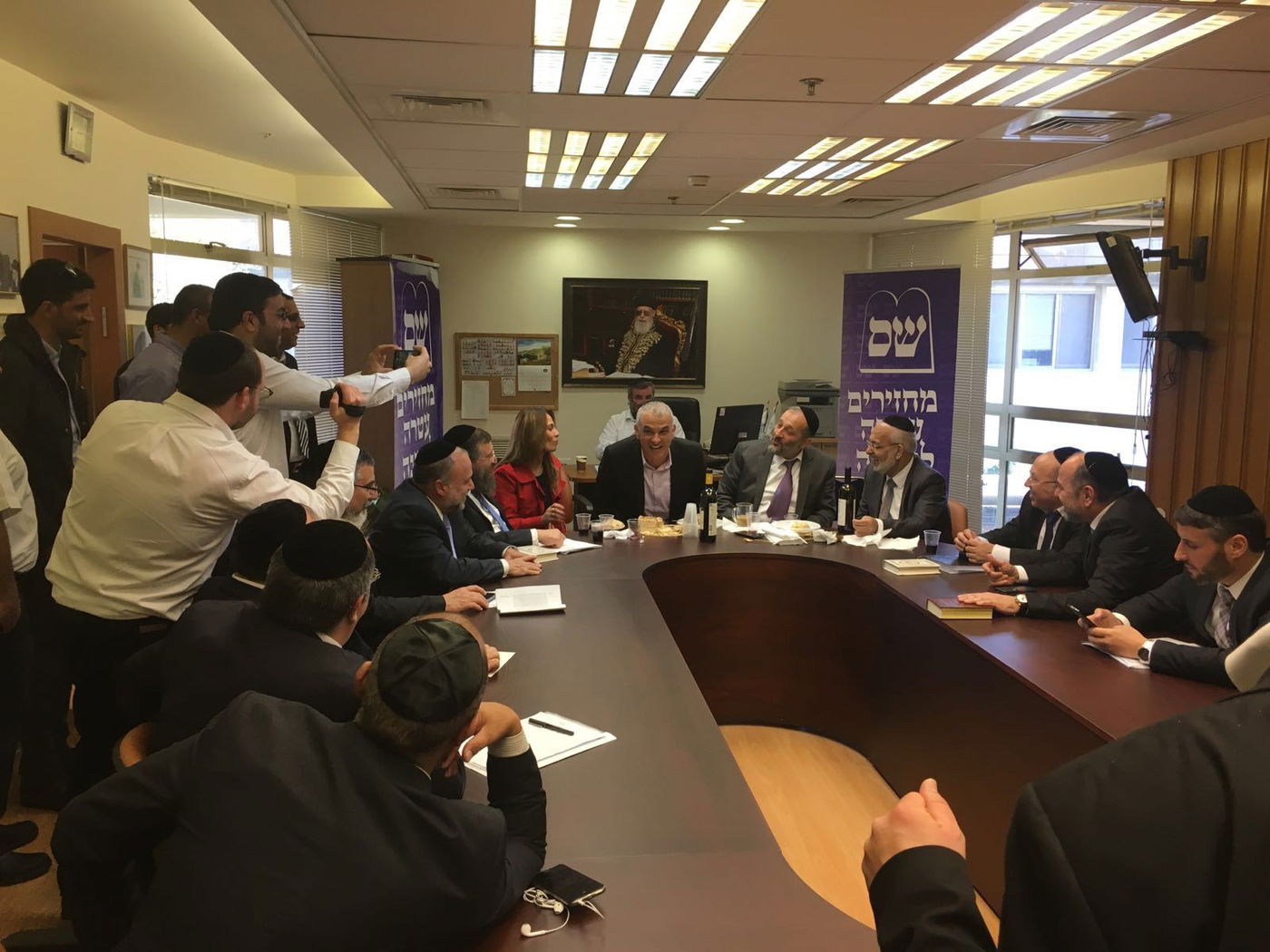 ליברמן: "ליצמן, אתה מאשר שזה כשר?"; ליצמן: "רק לא לך" • צפו