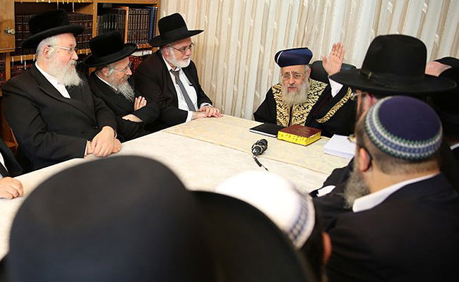 הראשון לציון ונשיא בית הדין הגר"י יוסף עם דיינים שנבחרו. ארכיון