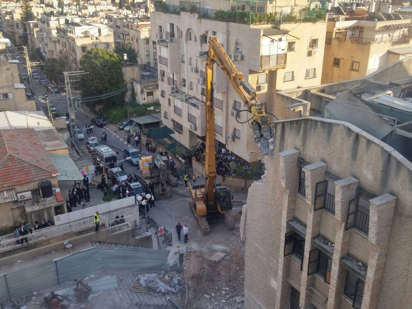 צפו בתיעוד: "היכל התורה" של ויז'ניץ נהרס