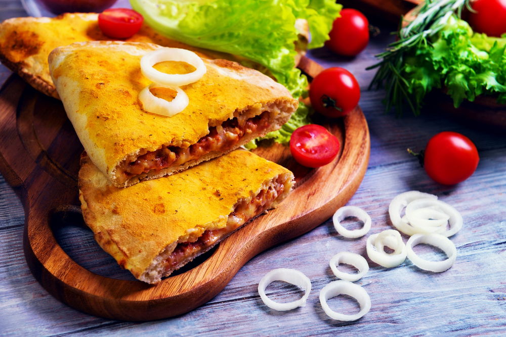 עראיס עסיסי בפיתה עם טחינה וירקות