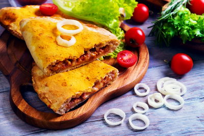 עראיס עסיסי בפיתה עם טחינה וירקות