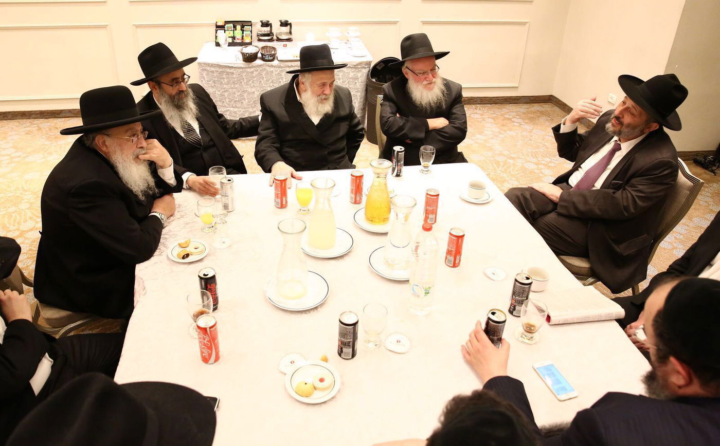 מפשירים את המתיחות: דרעי נועד עם חברי בית דין רבני חב"ד