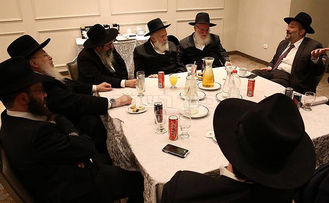 דרעי וחברי בית דין רבני חב"ד בפגישתם