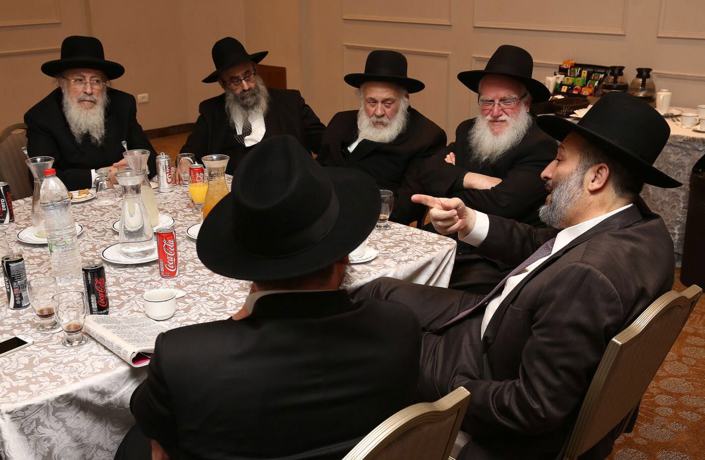 מפשירים את המתיחות: דרעי נועד עם חברי בית דין רבני חב"ד