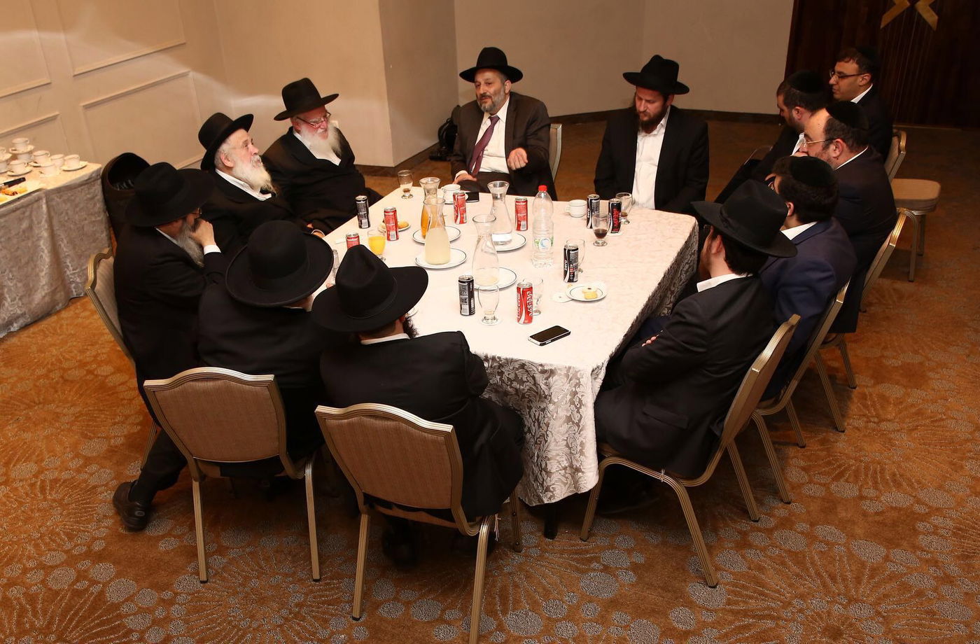 מפשירים את המתיחות: דרעי נועד עם חברי בית דין רבני חב"ד