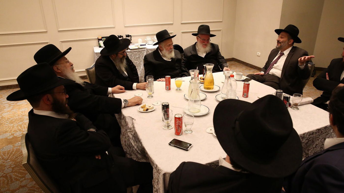 מפשירים את המתיחות: דרעי נועד עם חברי בית דין רבני חב"ד