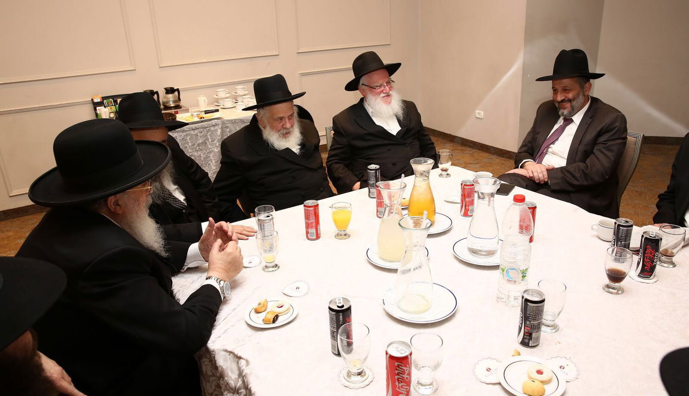 מפשירים את המתיחות: דרעי נועד עם חברי בית דין רבני חב"ד