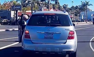 קורע: הנהג שהתעצבן וחטף מיד מהרכב שלו