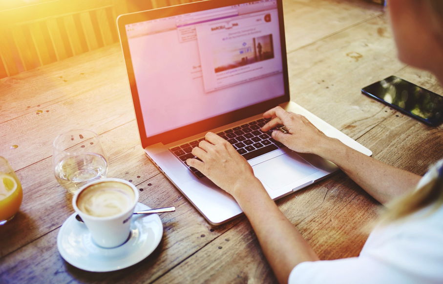 ישיבה ממושכת מול מחשב עלולה לגרום לנזקים. כך תמנעו