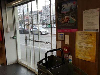 ההזמנה לאירוע על קיר ההיפר-כשר