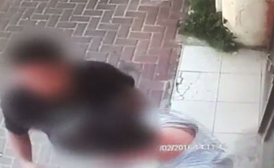 צפו: השוטרים עשו "סולם גנבים" ופרצו לדירה