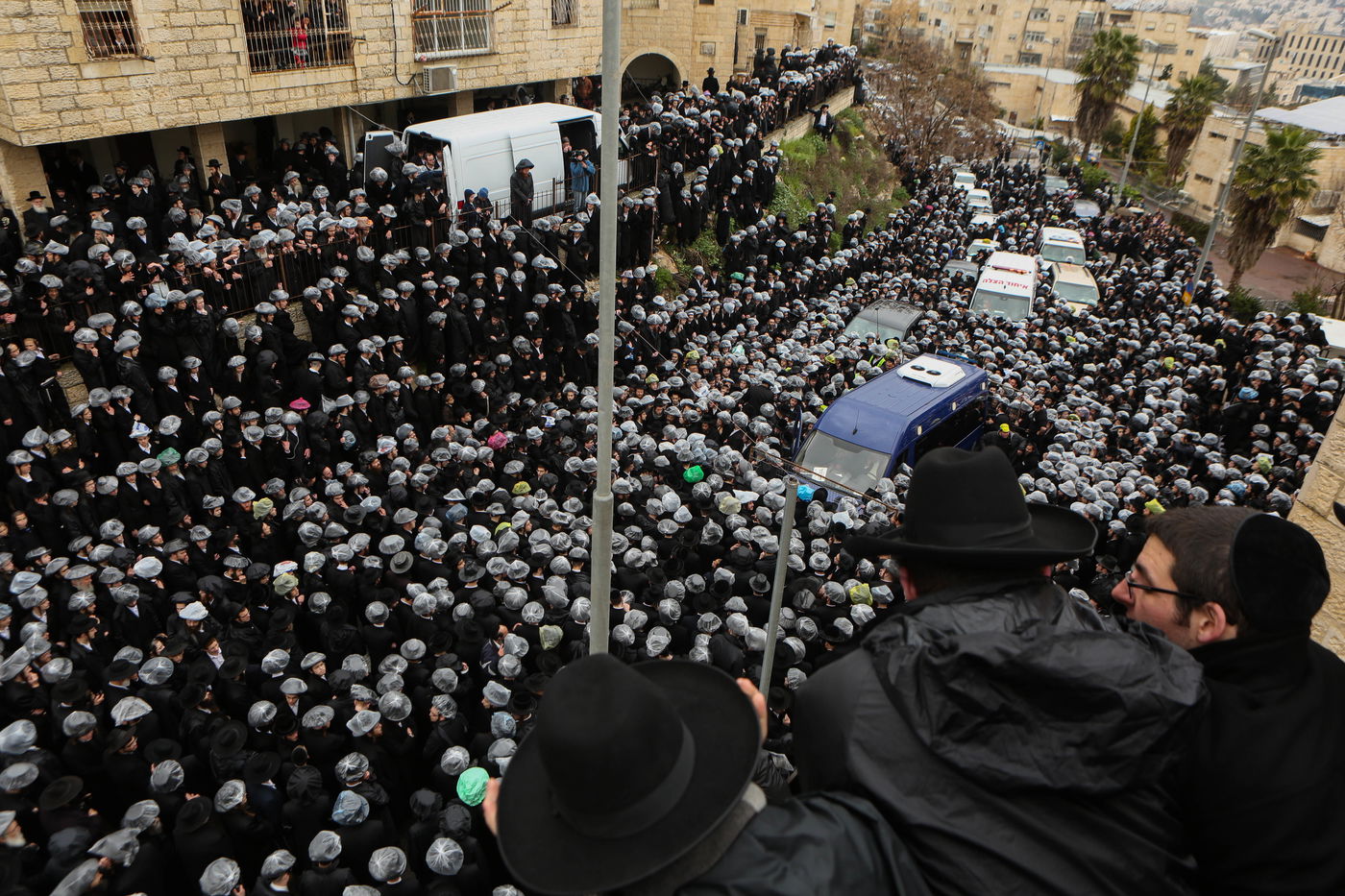 תחת גשם שוטף: אלפים ליוו למנוחות את זקן האדמו"רים זצ"ל