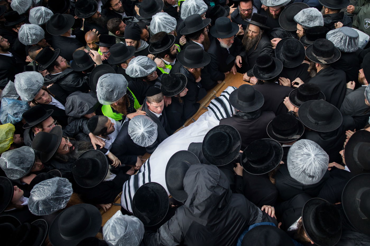 גלריה: אלפים אחר מיטתו של הרבי מערלוי זצוק"ל