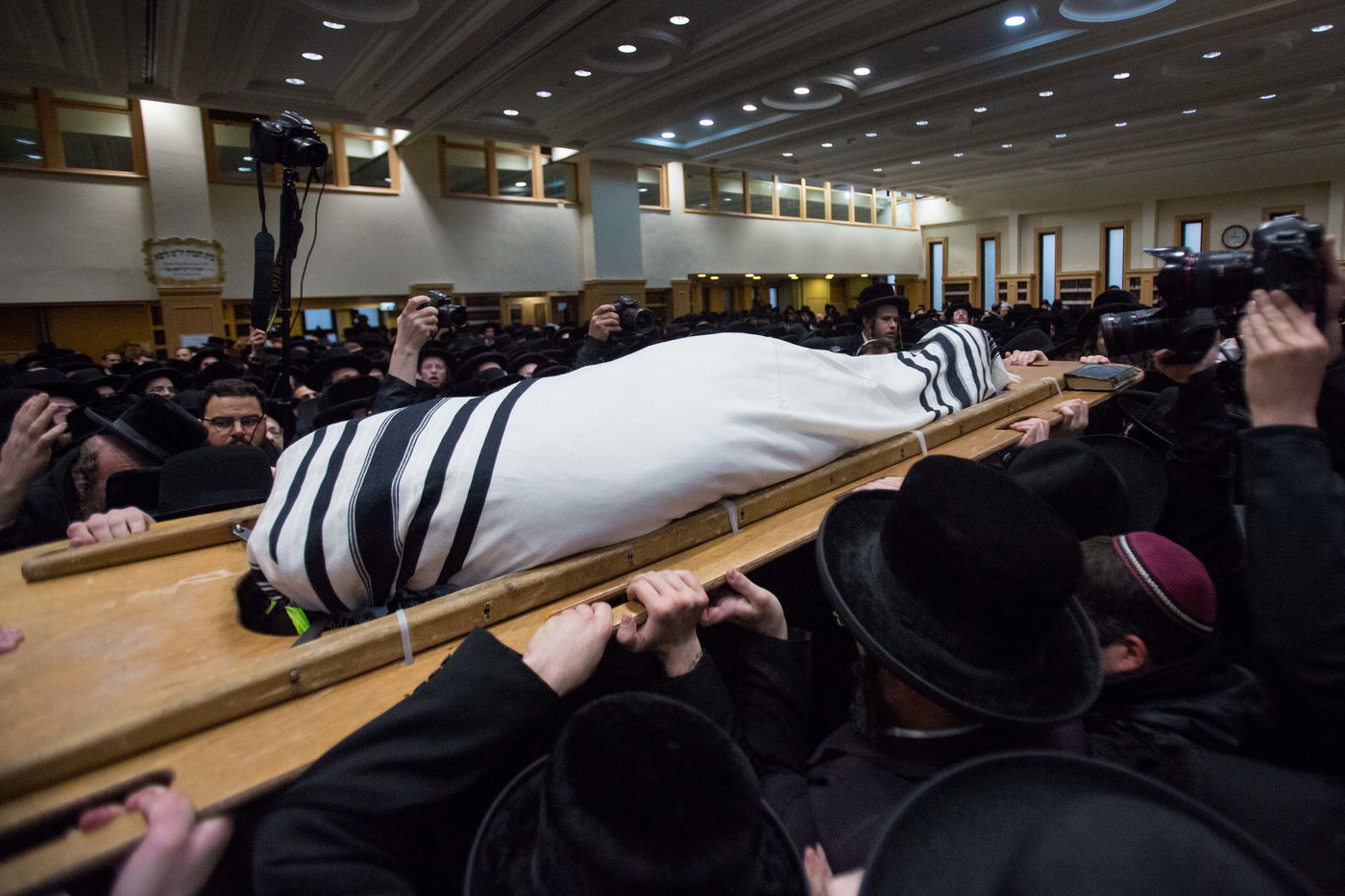 גלריה: אלפים אחר מיטתו של הרבי מערלוי זצוק"ל